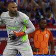 Weverton explica pênalti defendido de Lucero e revela: 'Tentei mexer com ele'