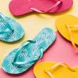 Além das praias: Como integrar chinelos nos looks sem perder o estilo e fugir da breguice?