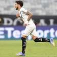 Alex Telles reconhece má fase do Botafogo na temporada: 'Não fugimos da responsabilidade'