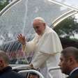 "Mais água no feijão": papa Francisco visitou três favelas, a primeira no Brasil; relembre
