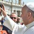 Papa Francisco abençoou Rodrigo Santoro no meio da multidão na Praça de São Pedro