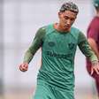 Isaque treina com bola e se aproxima de retorno no Fluminense