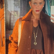 Marina Ruy Barbosa prova elegância do marrom para o frio
