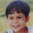 Nascido em 1998, esse menino sorridente e de franjinha nem fazia ideia que hoje seria casado com uma famosa de sucesso da web. Reconhece?!