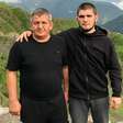 Parça de Khabib Nurmagomedov lembra quando pai o obrigou a cortar cabelo: 'Me deu uma joelhada'