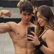 Um mês após assumir namoro com fisiculturista, Melody revela que está solteira