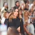 Camila Queiroz desfila recortes e transparências em estilo grego