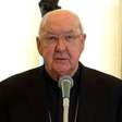 Quem é Kevin Farrell, cardeal que prepara o conclave e fica no comando da Igreja até a eleição do novo papa