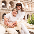 Deborah Secco e Maria Flor no estilo 'tal mãe, tal filha' em Roma