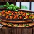 Berinjela assada com recheio mediterrâneo saboroso