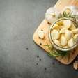 Comer alho cru faz bem? Conheça 5 benefícios
