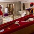 Por que vermelho é a cor do luto na morte do papa Francisco?