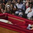 Milhares de fiéis se despedem do papa em Roma; Vaticano cogita prolongar velório