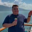 Apresentador Thiago Michelasi celebra a bordo do Cruzeiro On Board Festival