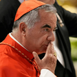 Cardeal italiano que foi destituído pelo papa Francisco insiste em participar do conclave