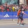 'Foi a parte mais legal', diz brasileiro que ajudou competidor a completar a Maratona de Boston