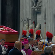 O que causou uma mancha no rosto de papa Francisco? Neurologista avalia