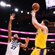 Com show de Doncic, Lakers vence Timberwolves e empata a série nos playoffs da NBA