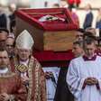 Água benta, moedas e selos oficiais: como será o fim do velório e o sepultamento do Papa Francisco?