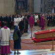 Freira amiga do papa Francisco quebra protocolo e se aproxima de caixão durante velório