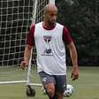 Lucas Moura volta a trabalhar com bola e aumenta expectativa por retorno no São Paulo