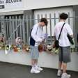 França: estudantes prestam homenagem a vítimas do ataque com faca por um adolescente em Nantes
