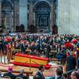 Caixão do Papa Francisco é fechado, encerrando oficialmente o velório no Vaticano
