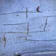 Homem é flagrado desenhando símbolo semelhante a suástica em calçada de salão em Porto Alegre