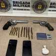 Polícia intercepta suspeito no meio da rua com 2 armas na cintura e drogas em Capão da Canoa