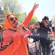 Marcelo D2 leva roda de samba pela 1ª vez para os canais de Amsterdã no 'carnaval holandês'
