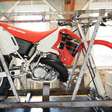 Ele guardou sua velha Honda na caixa original por 25 anos; agora ela vale o mesmo que 13 novas motos