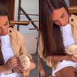Nicole Bahls batiza nova galinha de Lexa e a cantora reage nas redes sociais