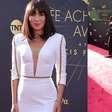 Red carpet em Hollywood: Danni Suzuki surge belíssima com look brasileiro em premiação