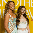 Elenco de 'Outro Pequeno Favor' brilha em red carpet; veja os maravilhosos looks