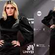Em premiação, Valentina Herszage aposta em vestido all black de Alexandre Herchcovitch