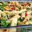 Salada de Macarrão Colorida e Refrescante para Acompanhar o Churrasco em Família