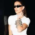 All white: Para 60 anos da TV Globo, Deborah Secco brilha com look da Balenciaga