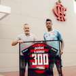 Flamengo homenageia Bruno Henrique e Luiz Araújo com camisa personalizada