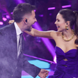Com Junior, Sandy se apresenta de azul nos 60 anos da Globo