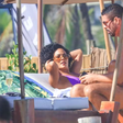 Paz selada? Cauã e Bella surgem juntos na praia gravando 'Vale Tudo' após polêmica nos bastidores