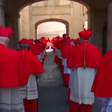 Por que cardeais mudam a cor da roupa para o Conclave?