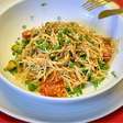 Salada oriental de macarrão sem trigo : leve, refrescante e fácil