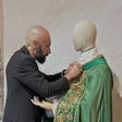Conheça o alfaiate gay e católico que vestia o papa Francisco