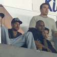 Lesionado, Neymar muda visual para assistir jogo do Santos na Vila Belmiro
