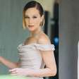 Mariana Ximenes aposta em vestido slim em tom areia para casamento de Isis e Marcus Buaiz