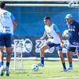 Mano esboça fazer duas mudanças no time do Grêmio para jogo da Sul-Americana