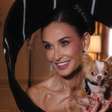 Met Gala: Demi Moore se veste de gravata e dog usa acessório igual