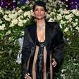 Halle Berry usa e abusa de vestido com transparência e decote no MET Gala 2025