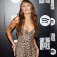Camaleoa? Durante evento musical, em Nova York, Miley Cyrus faz 4 trocas de roupas