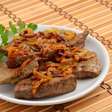 Bife de fígado acebolado: dicas para uma carne suculenta e macia